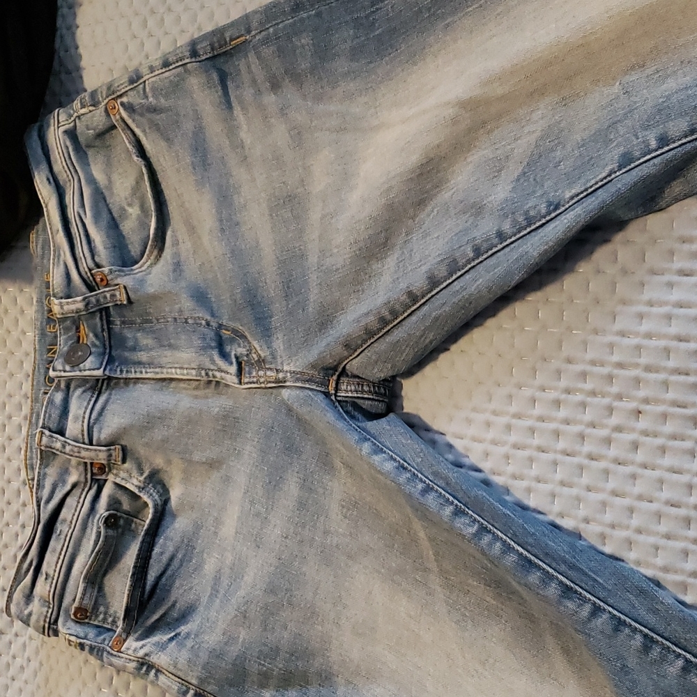 American Eagle jeans and tee shirt